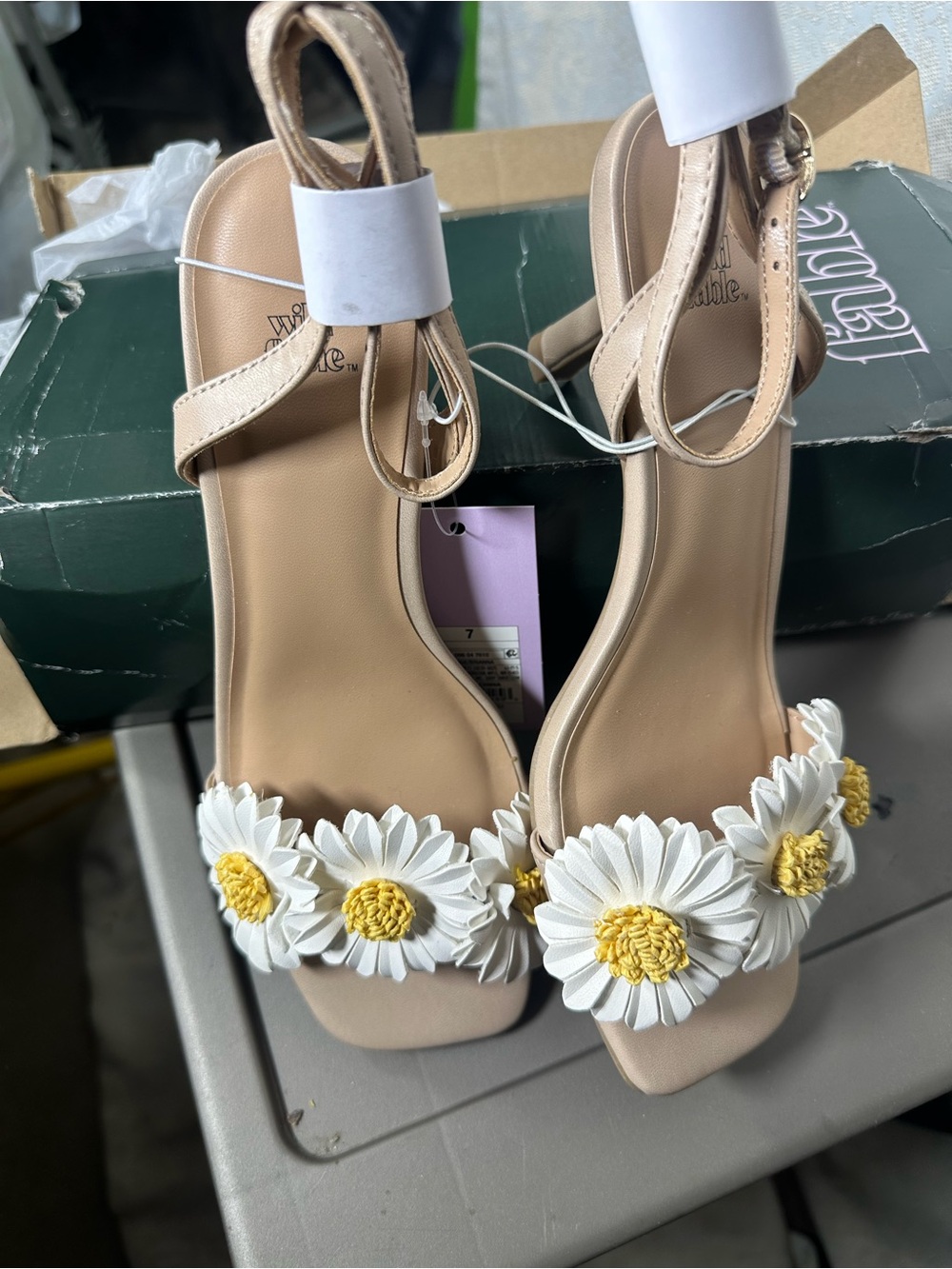 Wild Fable Women's Strappy Sandals Floral Beige White Yellow Size 7